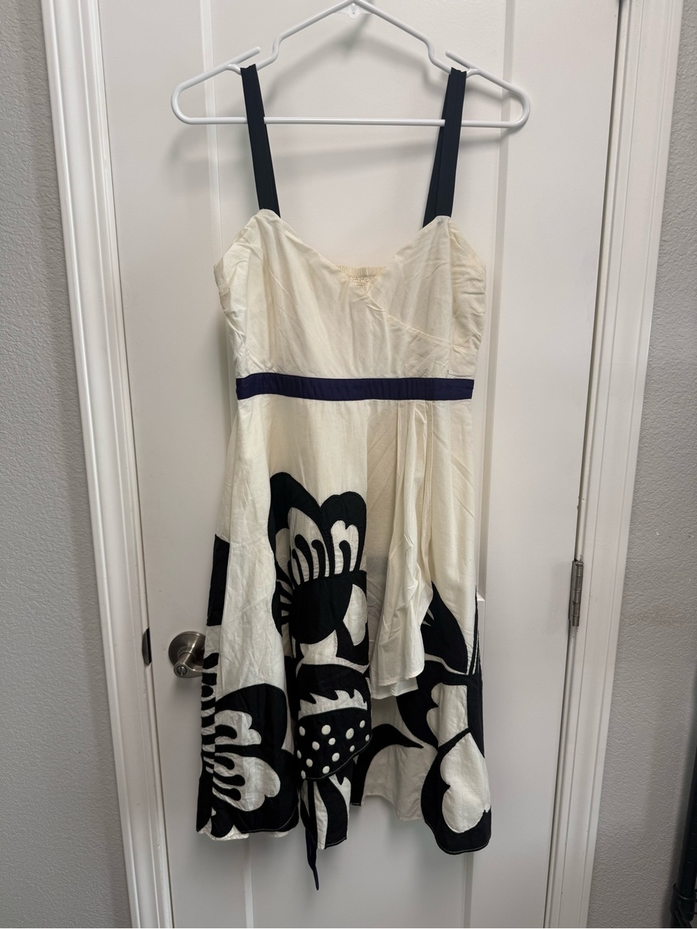 Floreat Cream and Black Floral Label Detail